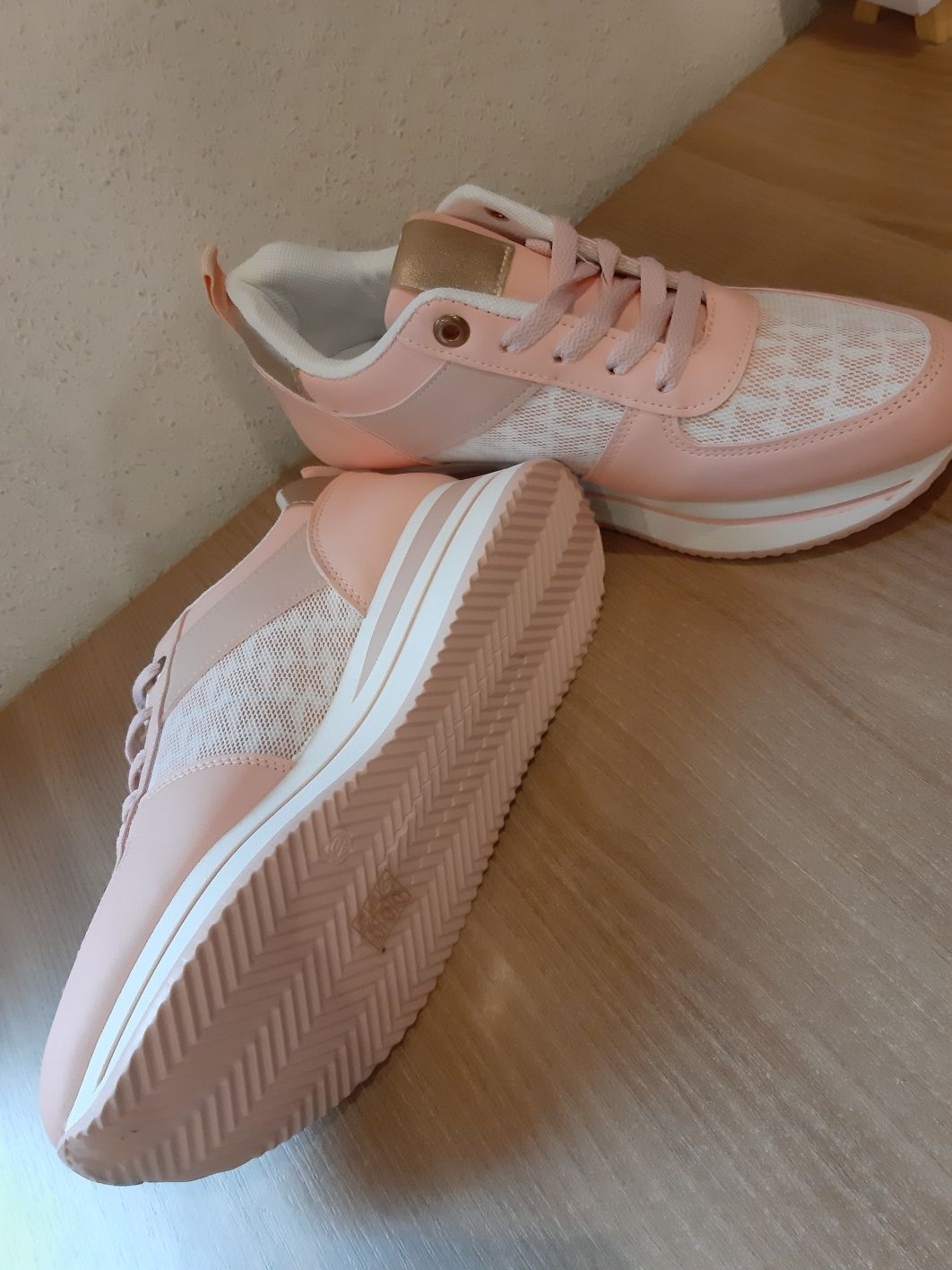 Nowe różowe buty na platformie koturnie