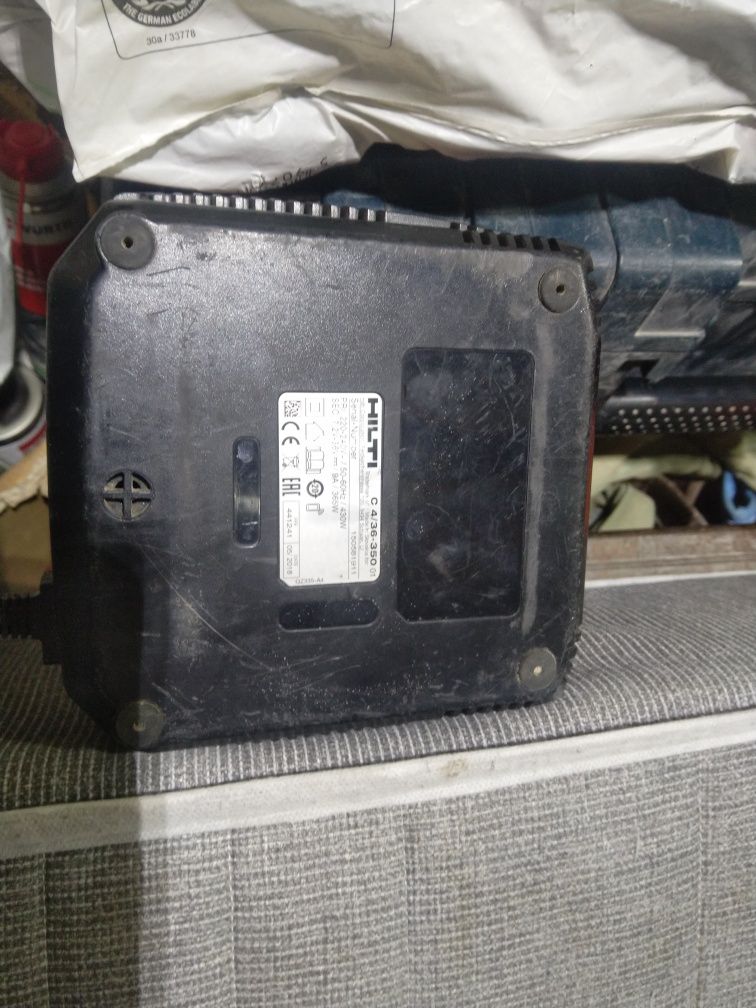 Ładowarka HILTI  2 szt.