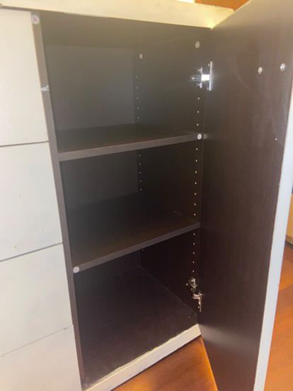 Cómoda branca com gavetas e portas