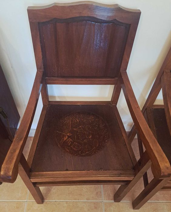 Cadeiras  muito antigas trabalhadas no assento  da cadeira