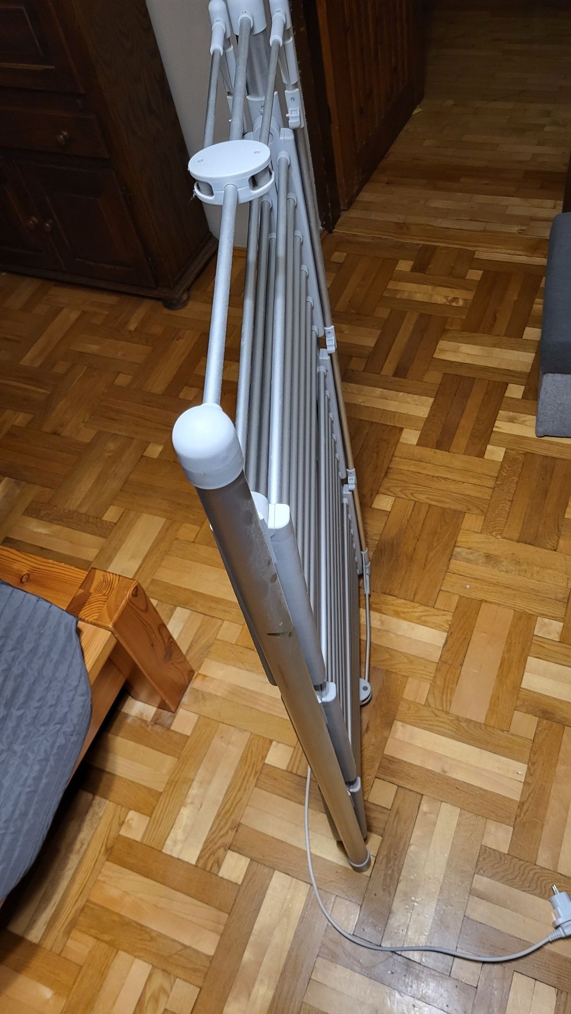 Suszarka elektryczna rozkładana do ubrań