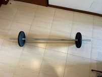 Barra de musculação e pesos