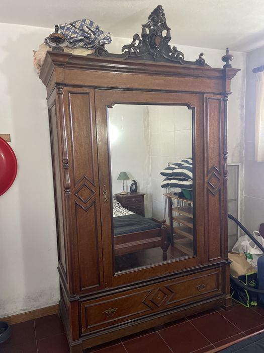 Roupeiro antigo Olho de perdiz