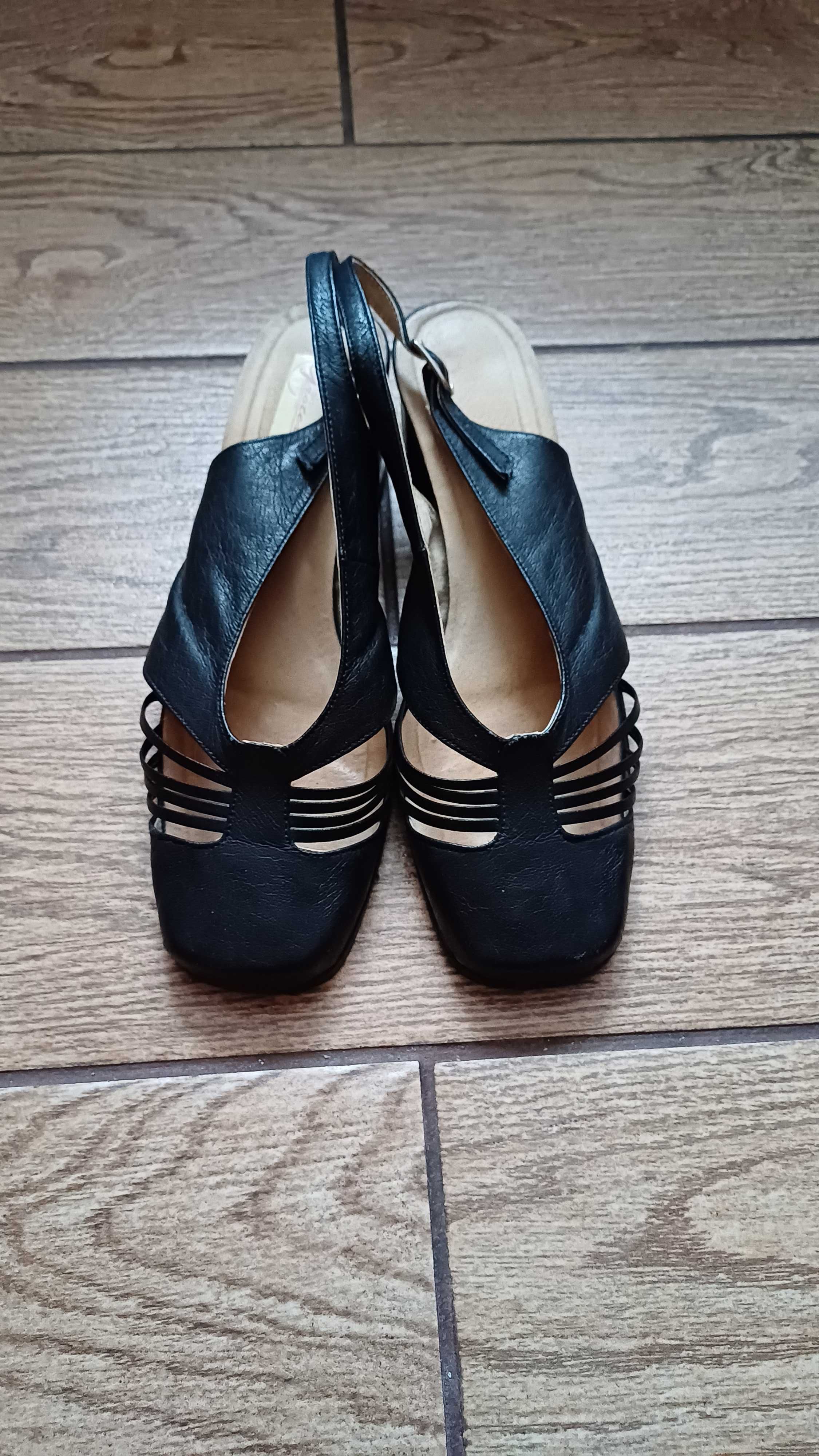 Skórzane czarne sandały bez pięty r. 39