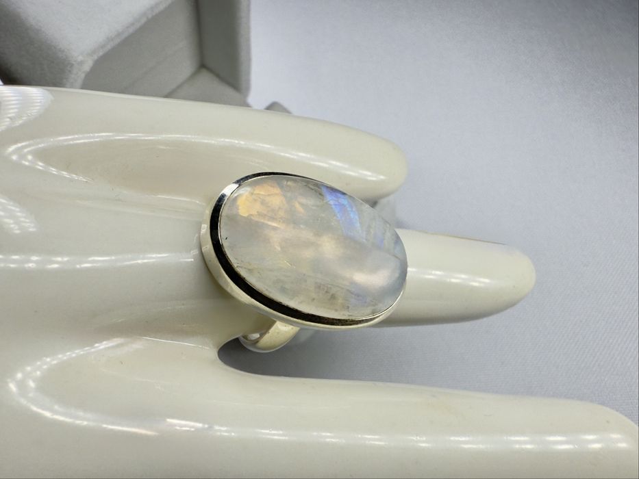 Місячний камінт у срібному оьрамленні, срібний перстень 925-ї проби