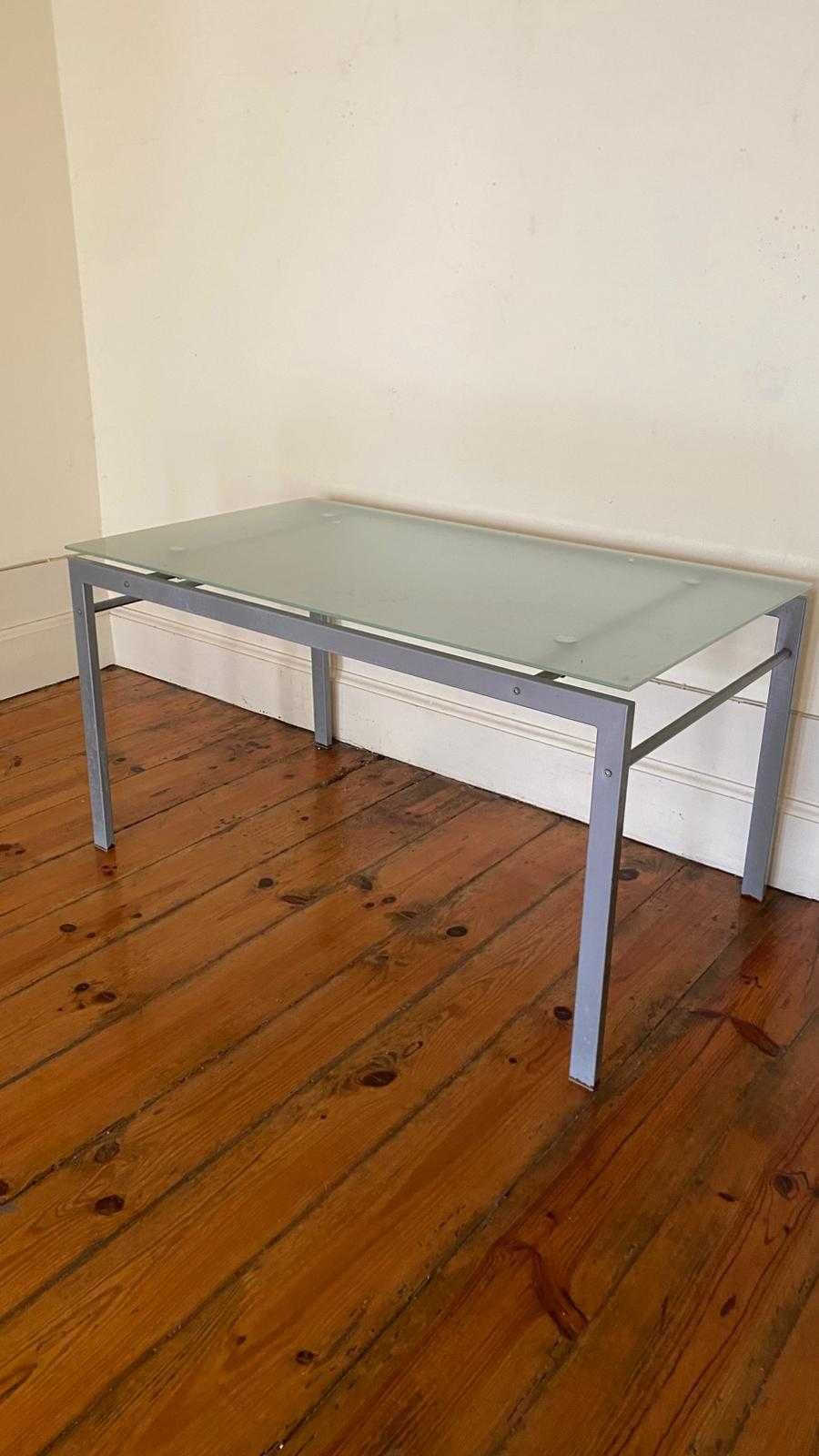 Mesa de Vidro com Estrutura Metálica