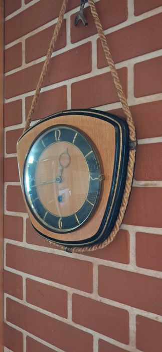 Zegar ścienny mechaniczny vintage z lat 60/70 – retro dekoracja