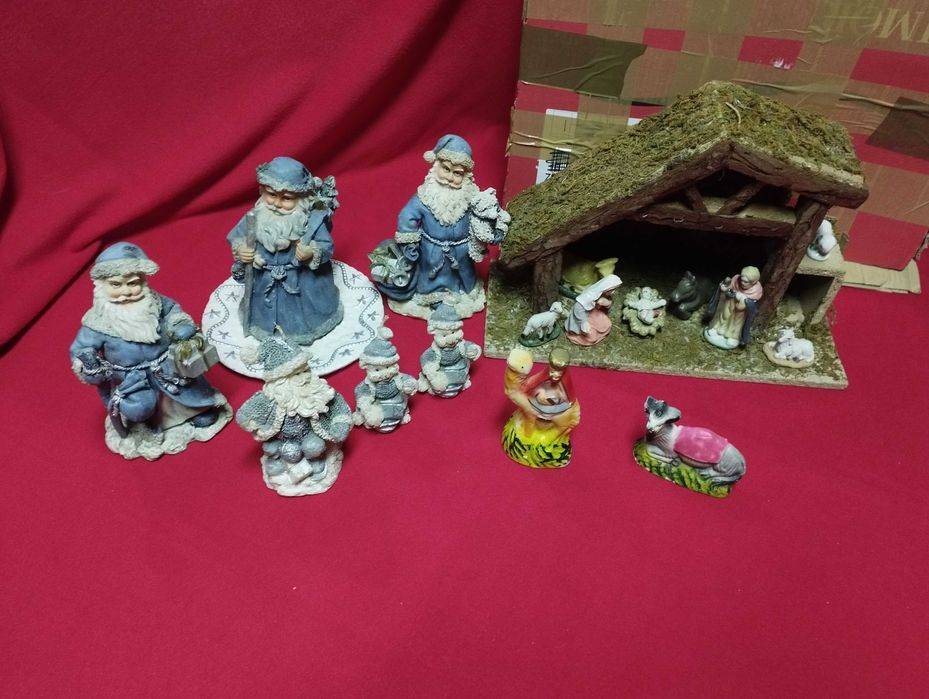 Conjunto de varias figuras presépio e cabana, em muito bom estado