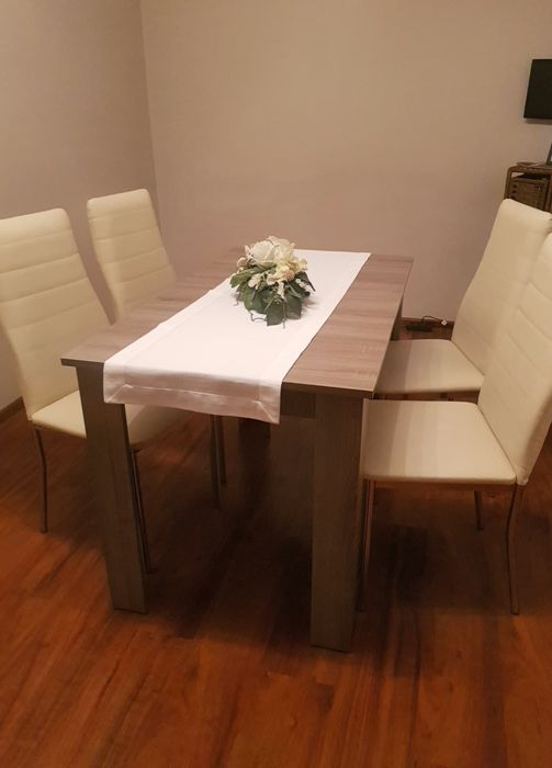 Stół plus krzesła z ekoskóry