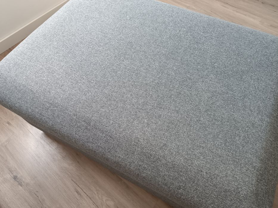 Repousa pés cinza c/ arrumação