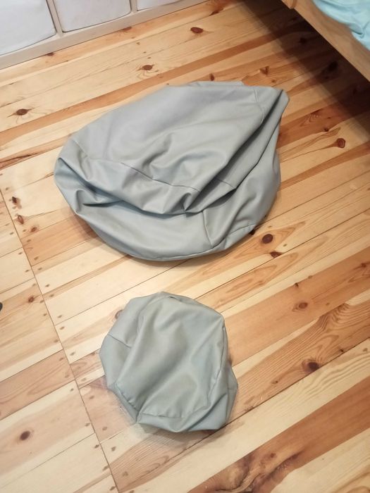 szary worek sako z podnóżkiem