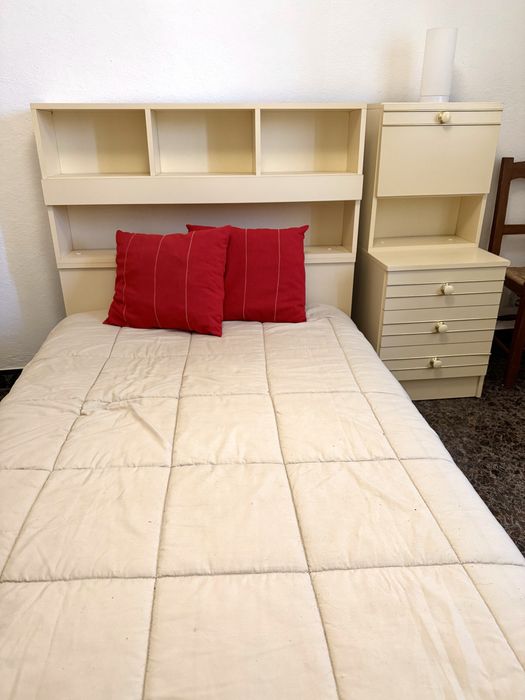 Vendo cama solteiro completa + mesa de cabeceira
