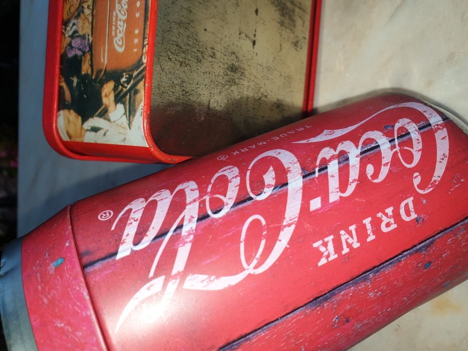 Caixa em lata e mealheiro de lata Coca-Cola vintage antigos