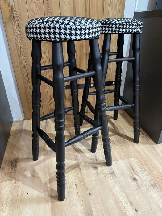 Dwa hokery drewniane