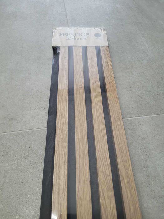 Lamele ścienne na czarnej płycie MDF