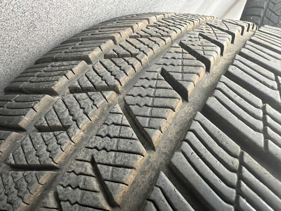 Komplet używanych opon zimowych BARUM 235/45 R18