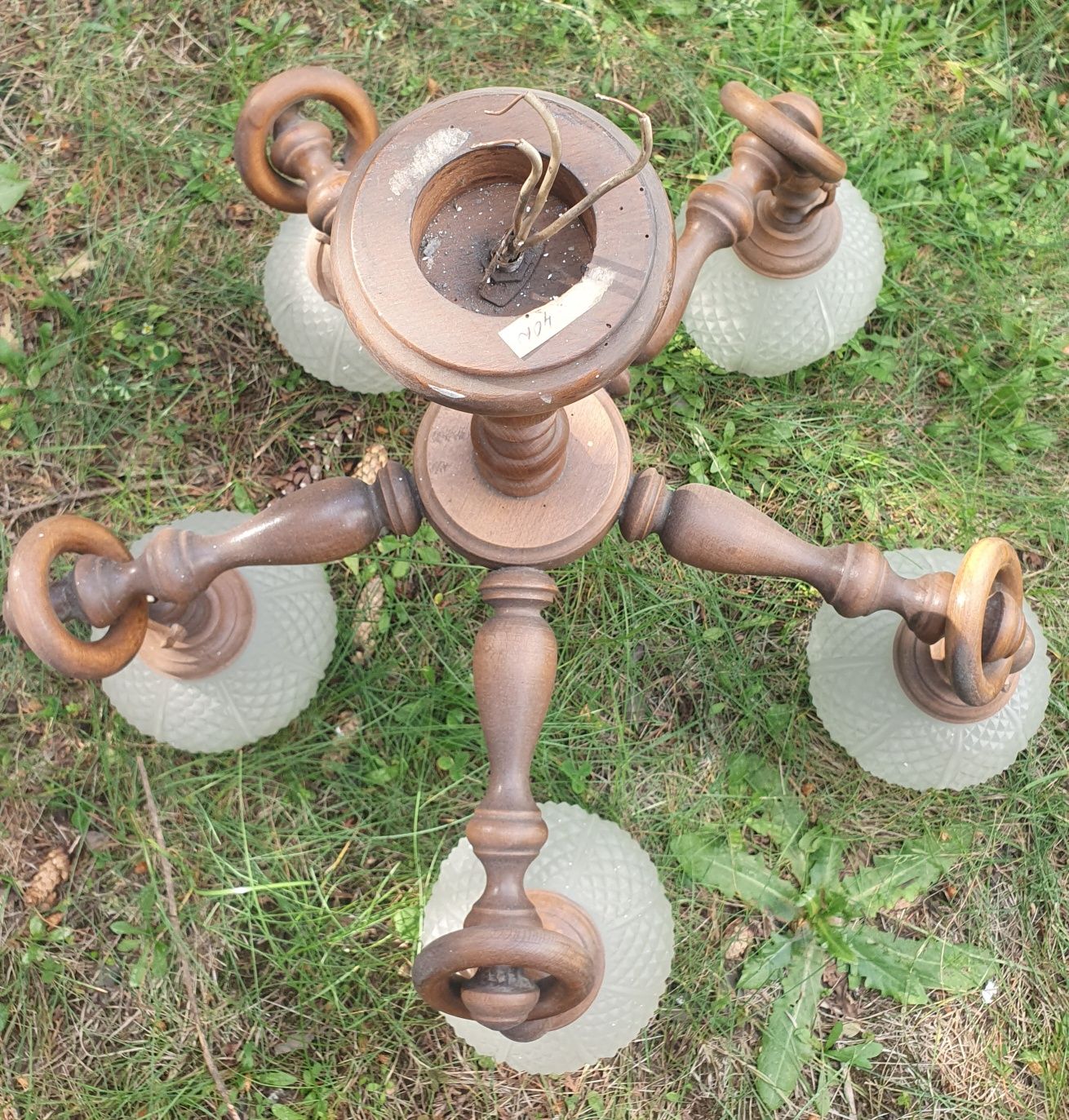 Lampa wisząca drewniana z szklanymi kloszami .Stara.