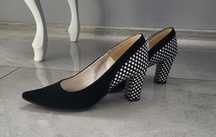 Buty czarne na obcasie w kratkę 41