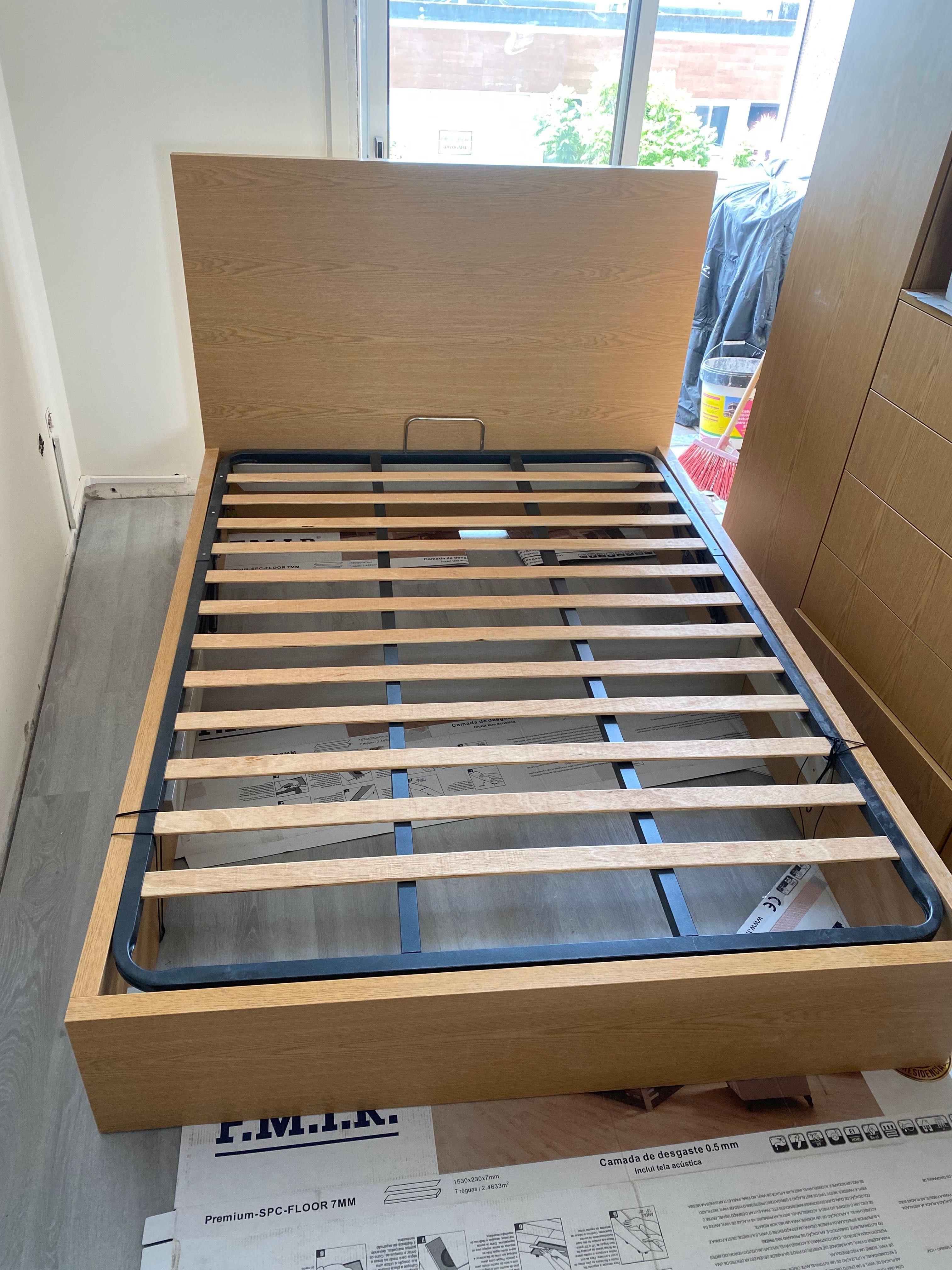 Mobília de quarto, cama com colchão, 2 mesas de cabeceira e cómoda