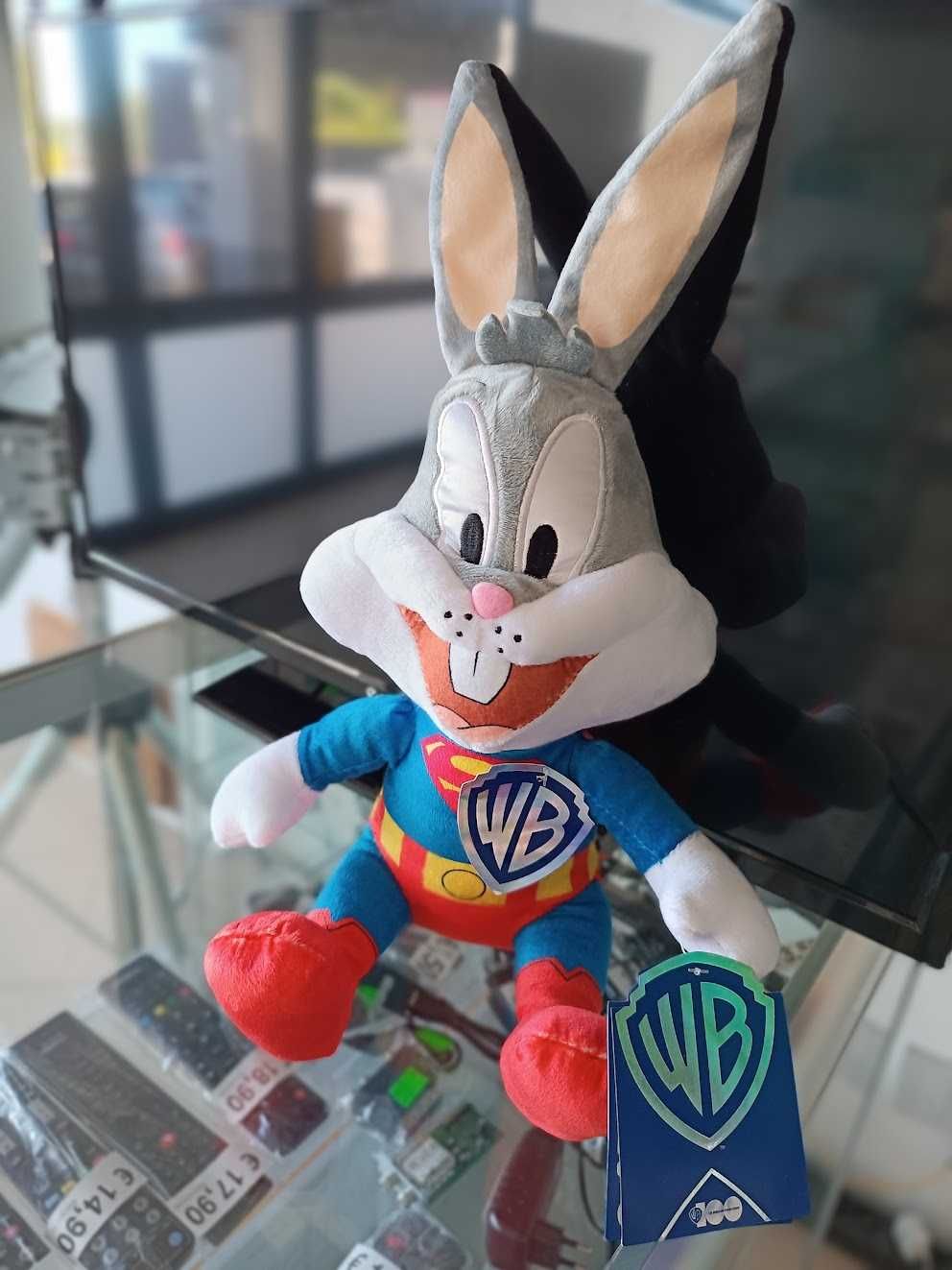 Peluche Bugs Bunny Superman 30cm (Edição 100 anos Warner Bros.)