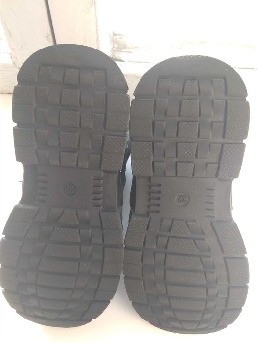 Продаються дитячі ботинки