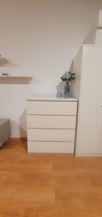 Comoda branca de quatro gavetas