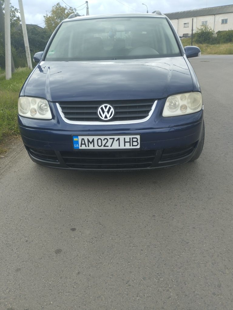 Автомобіль Фольксваген Тауран