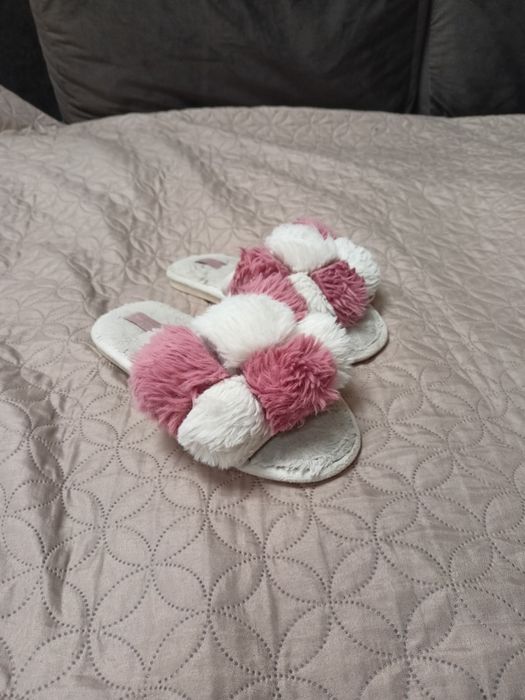 Białe różowe kapcie damskie klapki z futerkiem