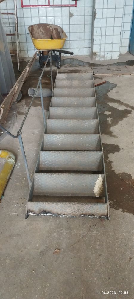 Металическая лестніца (миталеві сходи)
