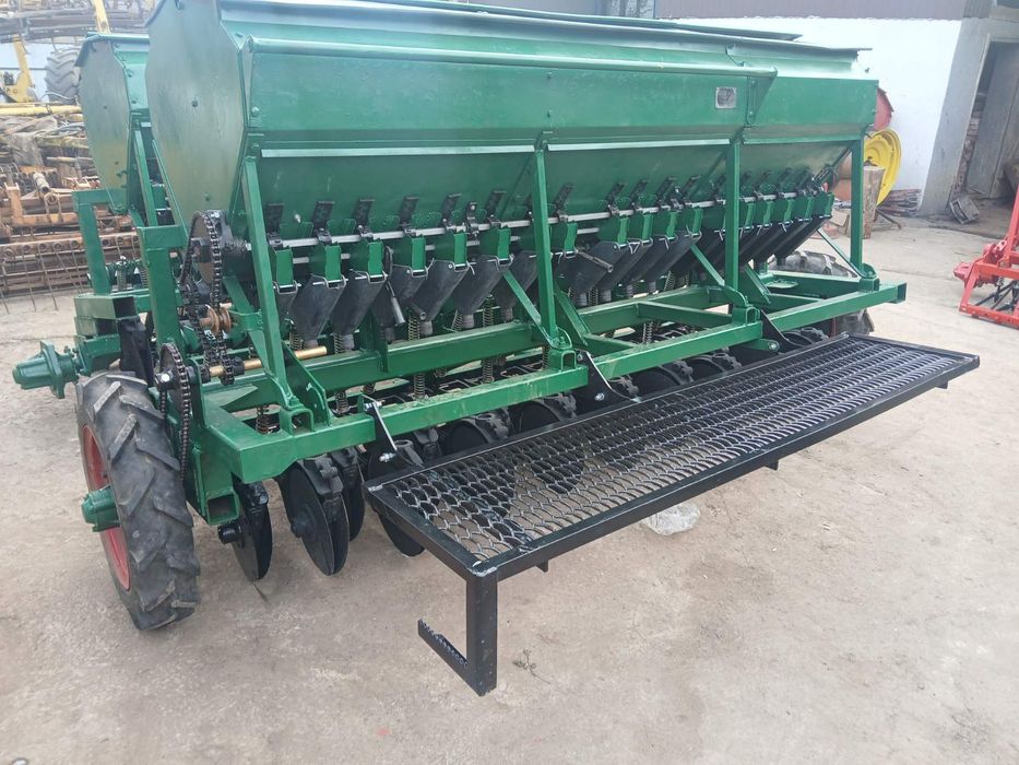 В наявності .Сівалка сз  2.7 навісна. На  18сошникі