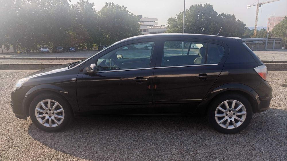 Vendo Opel Astra H 1.4L a Gasolina de 2005 em bom estado geral.