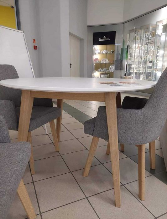 Sprzedam stół z krzesłami.