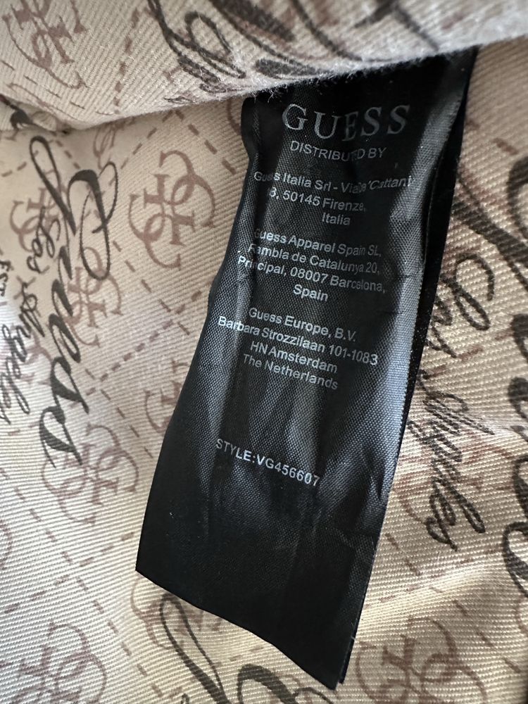 Kuferek guess  czarny