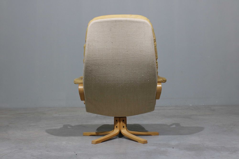 Par de poltronas Sam Larsson modelo Mona em faia e couro