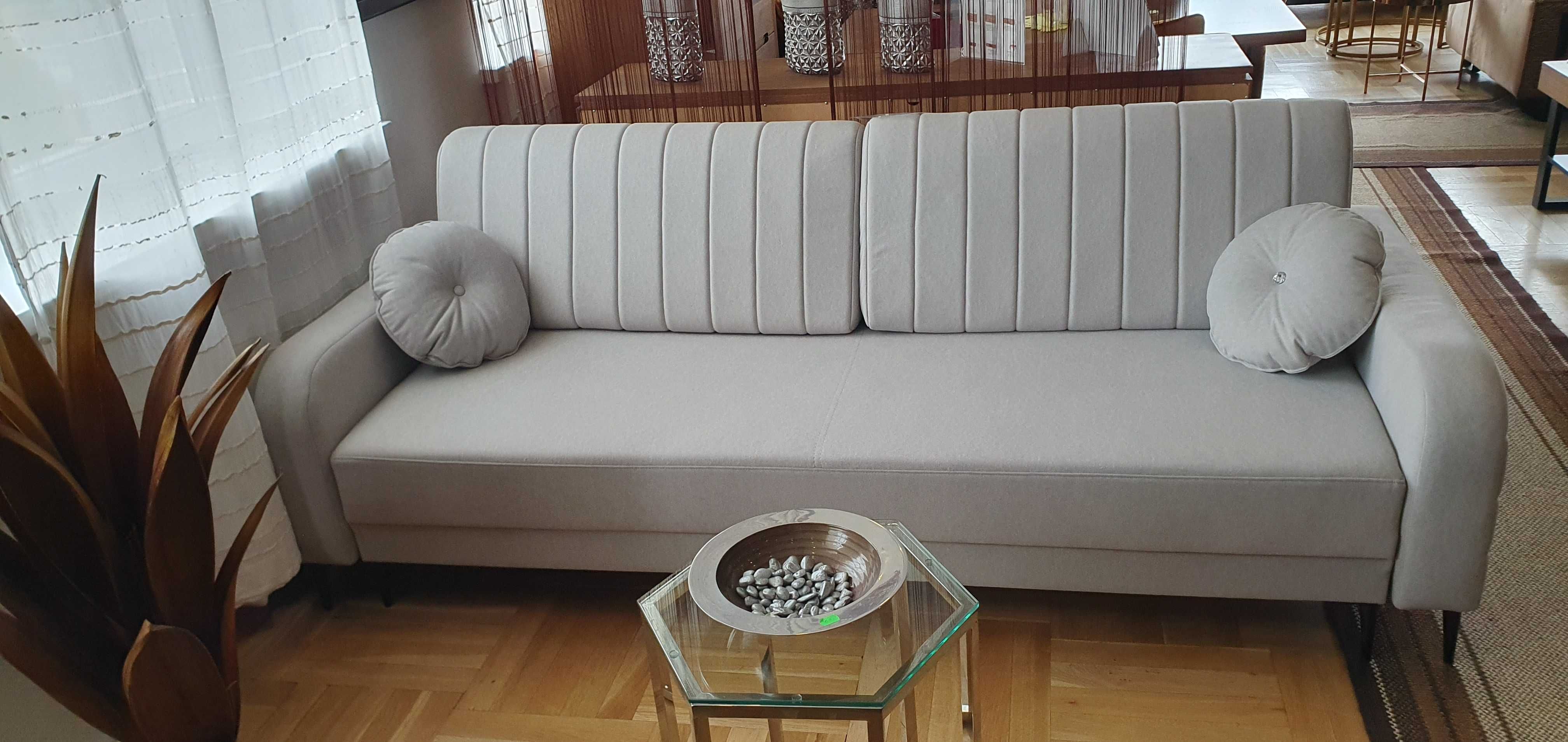 Jasnoszara sofa 230 cm z funkcją spania i pojemnikiem CARLO