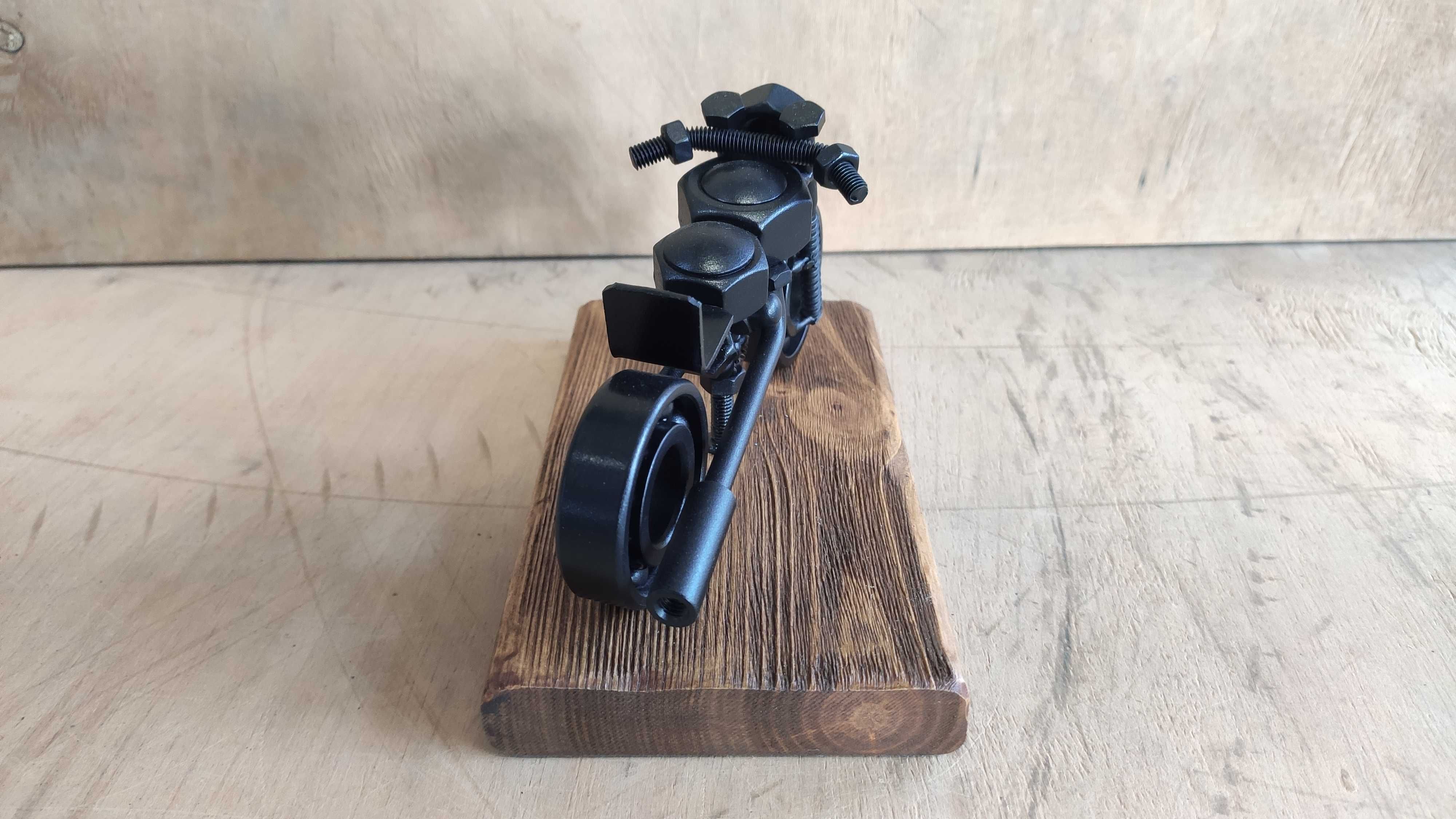 Metalowa figurka motor ze śrubek, [Metaloplastyka]