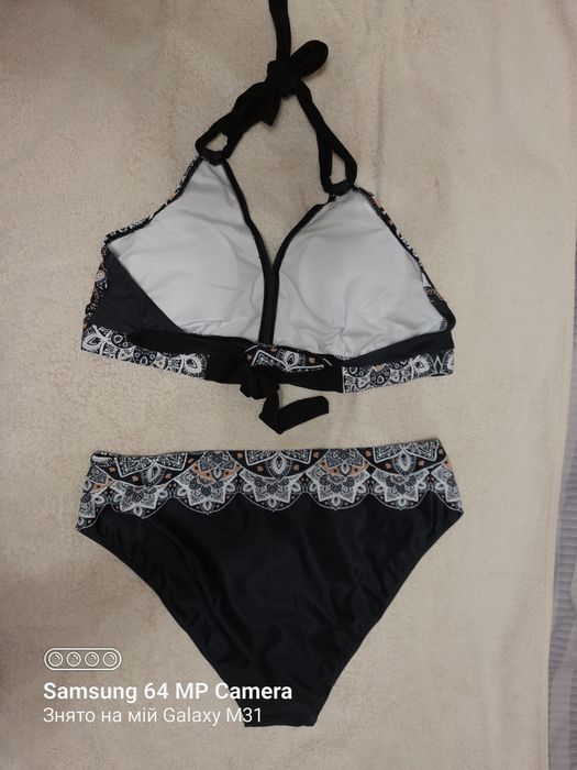 Купальник роздільний.