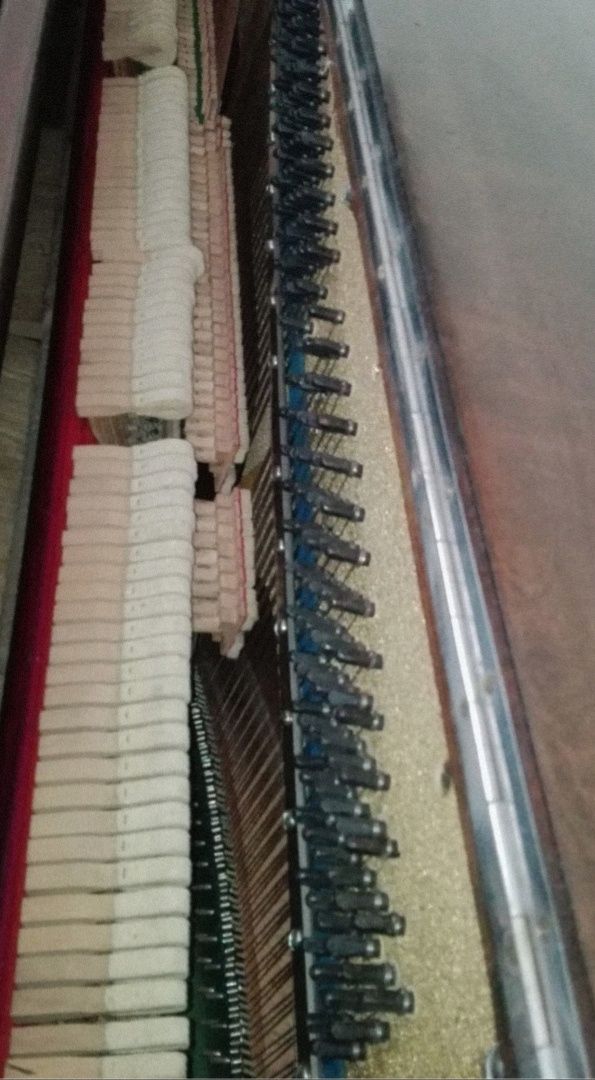 Piano vertical Leutner, 85 teclas