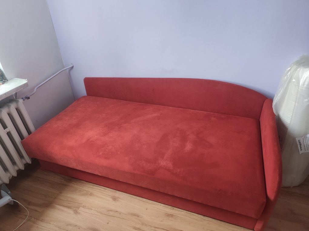 Sofa kanapa tapczan czerwona z pojemnikiem