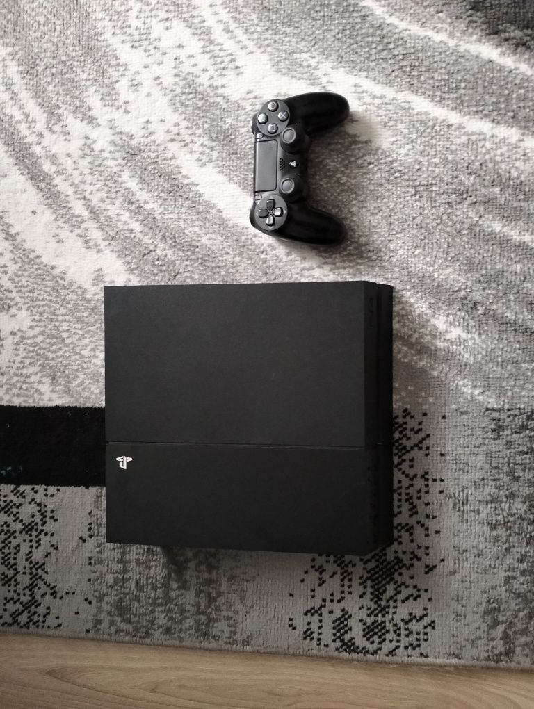 Konsola ps 4  z padem