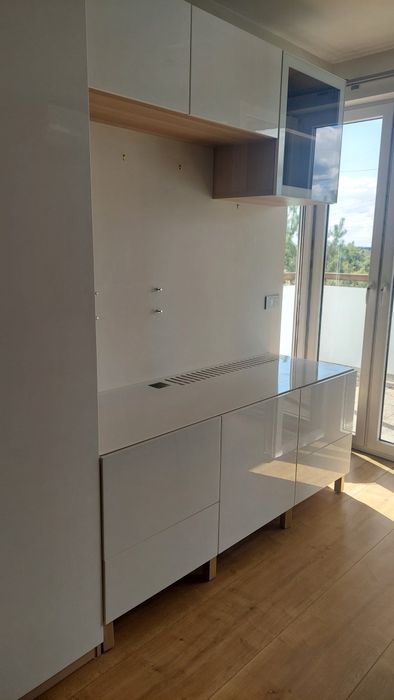 Zestaw białych mebli do salonu/sypialni