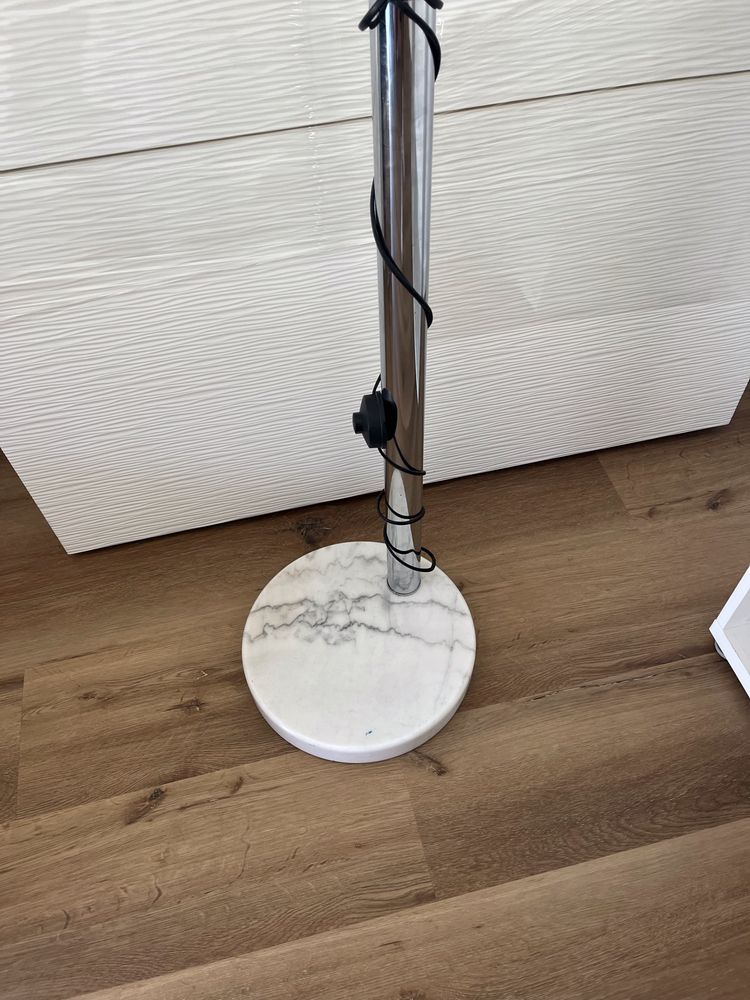 Candeeiro de pė moderno de metal com base em pedra marmore