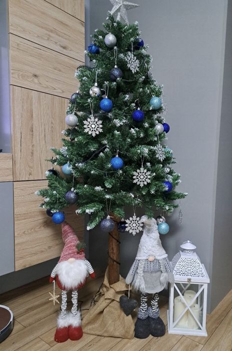 Ośnieżona choinka sztuczna na pniu 180 cm gęsta piękna sosna diament