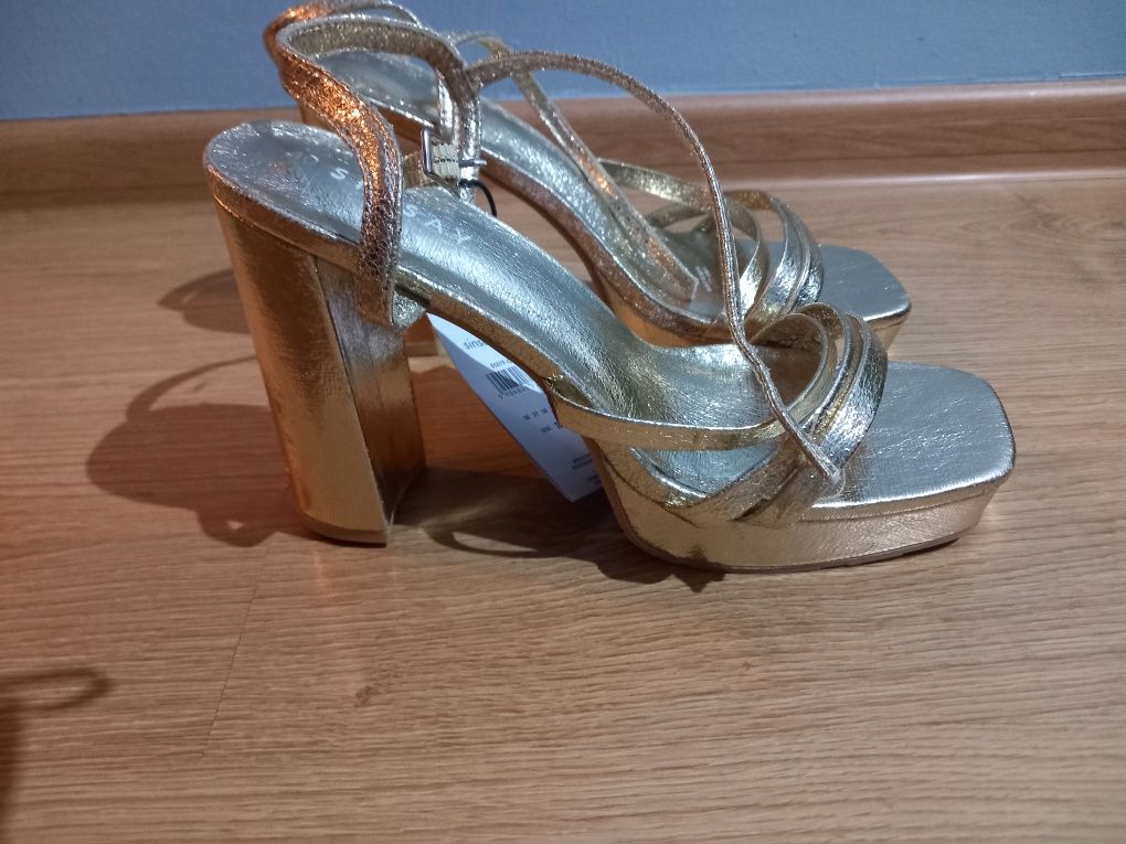 Nowe buty z metką na obcasie rozmiar 40