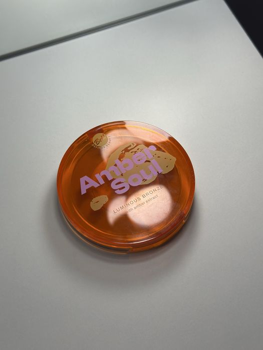 Rozświetlający bronzer do twarzy z ekstraktem z bursztynu