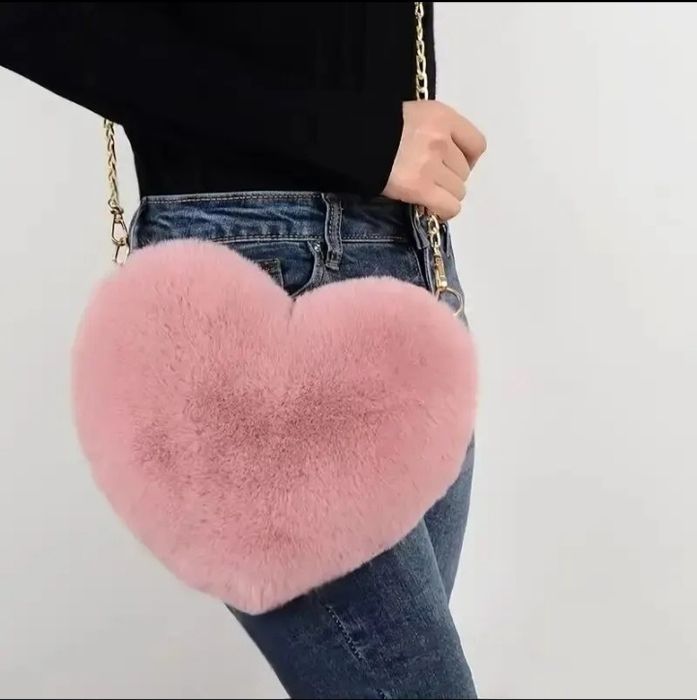Красивая меховая сумочка сердце