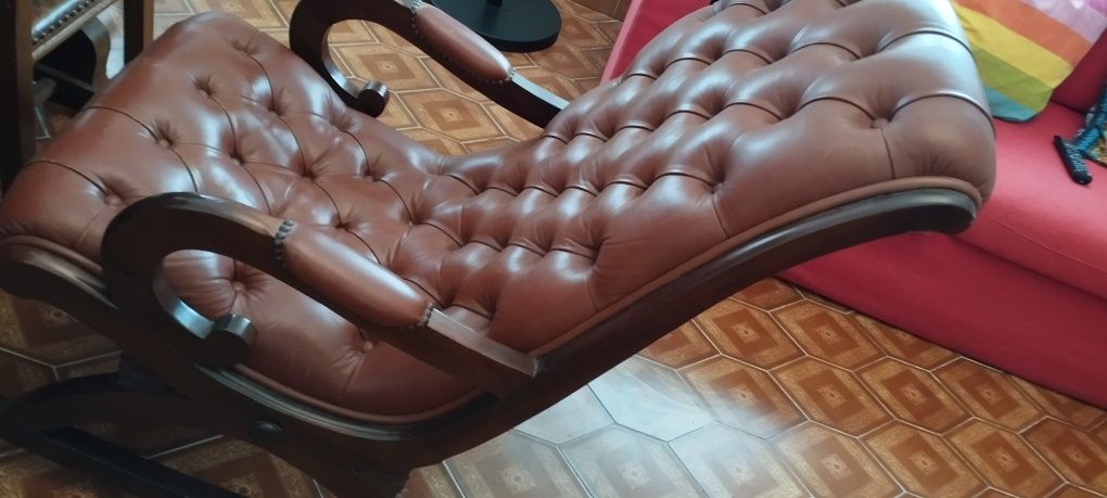 Cadeirão em pele castanho