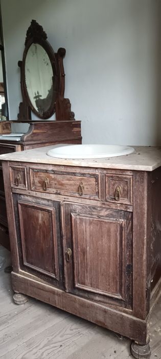 Vários moveis antigos