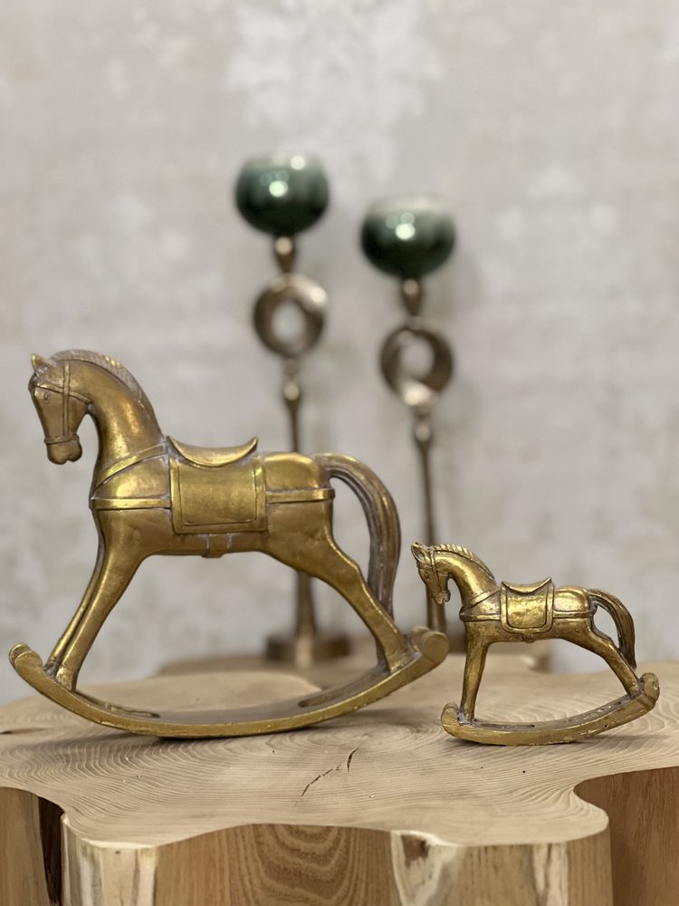 Koń na biegunach złota dekoracja