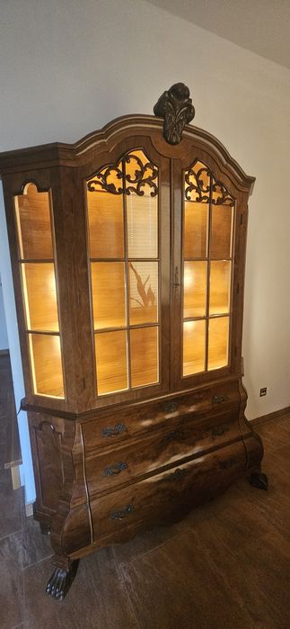 Witryna orzechowa podświetlana